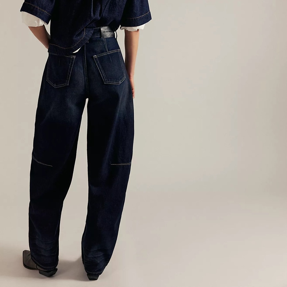 NWT Free People Bodie Arc Barrel Jeans in Dark Wash - Picture 2 of 10